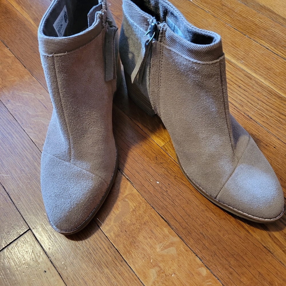 Toms Tan Ankle Boots with Minimalist Design